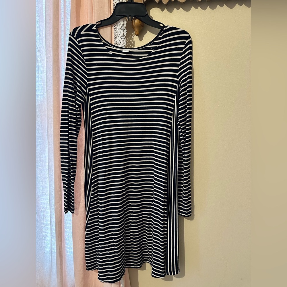 Old Navy black & white swing midi dress. Size S.